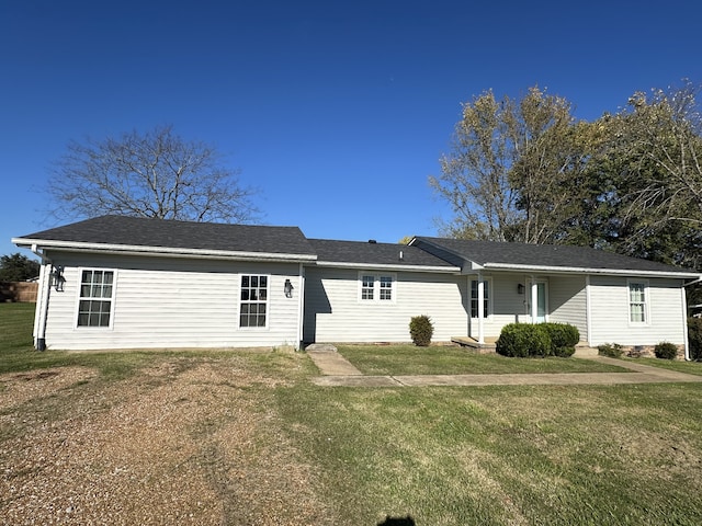 single story home with a front lawn