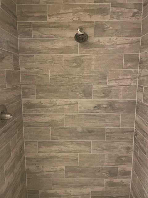 details featuring tiled shower