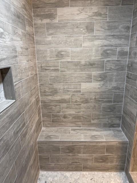 full bath featuring tiled shower