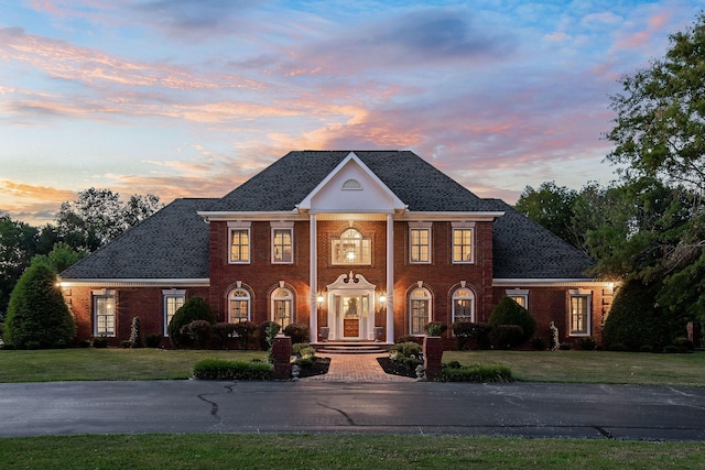 view of front of property featuring a yard