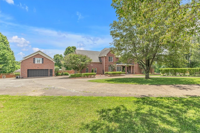 view of front of property featuring a front yard