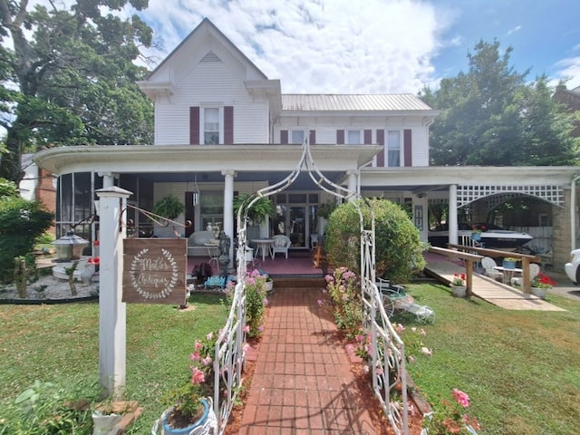 view of front facade with a front yard