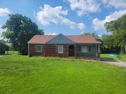 ranch-style home with a front lawn