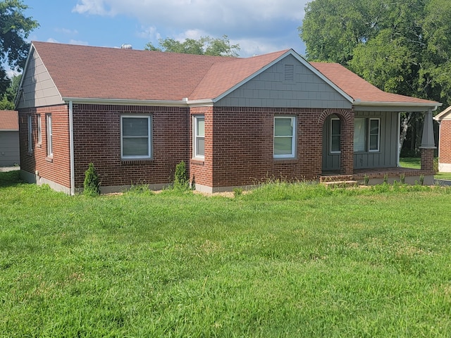 view of front of property with covered porch and a front lawn