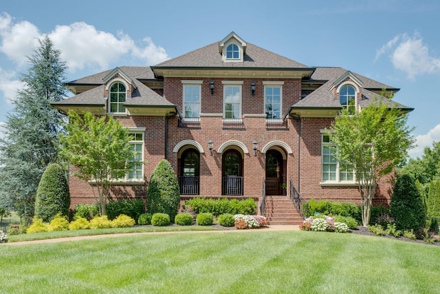 view of front of property featuring a front lawn