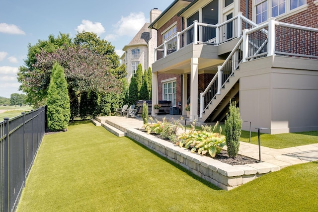 view of yard with a patio area