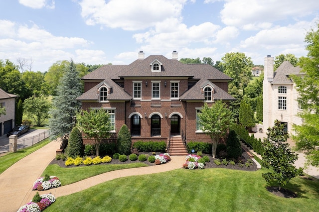 view of front of property featuring a front lawn