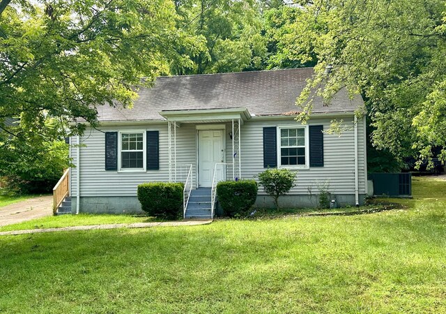 view of front of property with a front yard