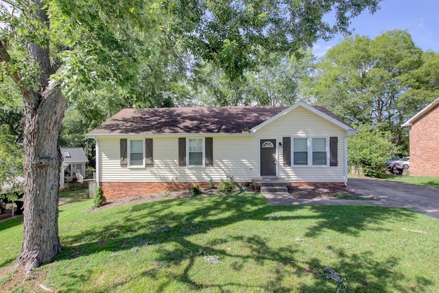 view of front of property with a front lawn