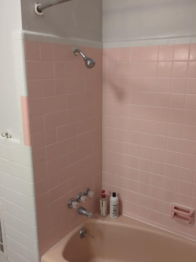 bathroom with tiled shower / bath