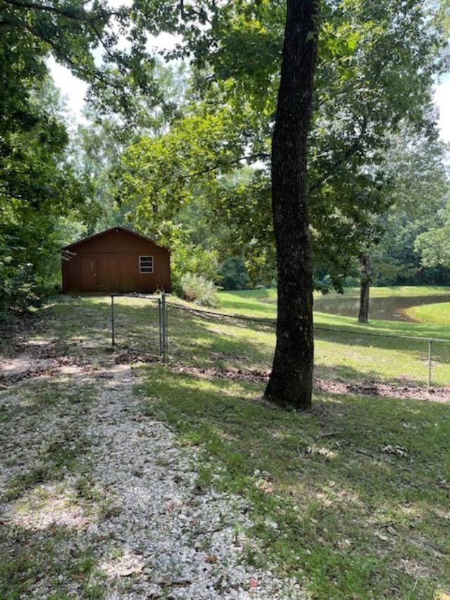 view of yard with an outbuilding