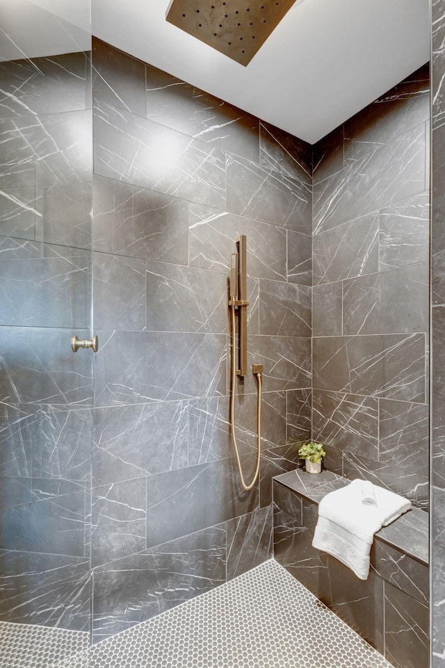 full bathroom featuring tiled shower