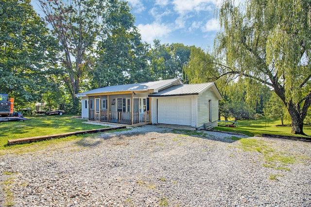 ranch-style house featuring a front yard