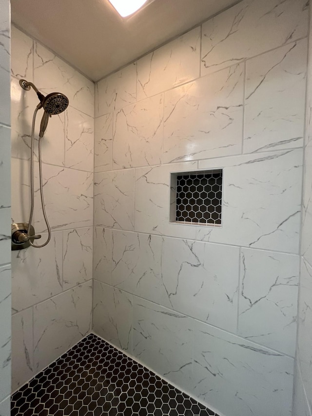 bathroom featuring a tile shower