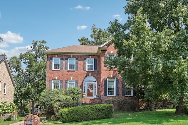 view of front of property featuring a front lawn