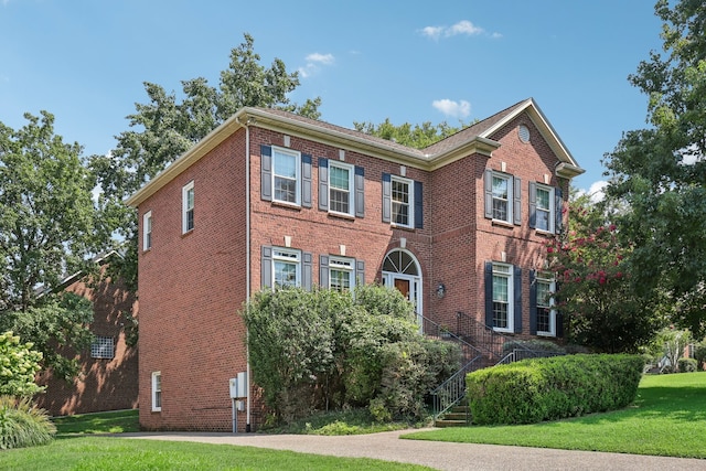 view of front of home featuring a front lawn