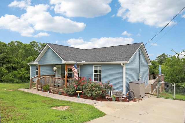 view of front facade with a front lawn