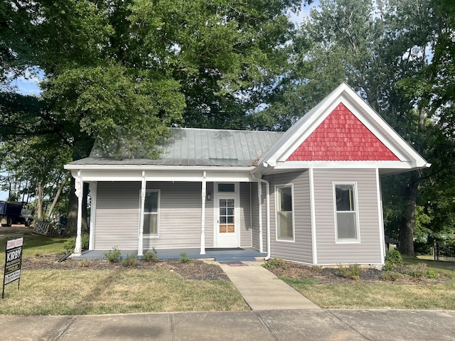 view of front facade featuring a porch and a front yard