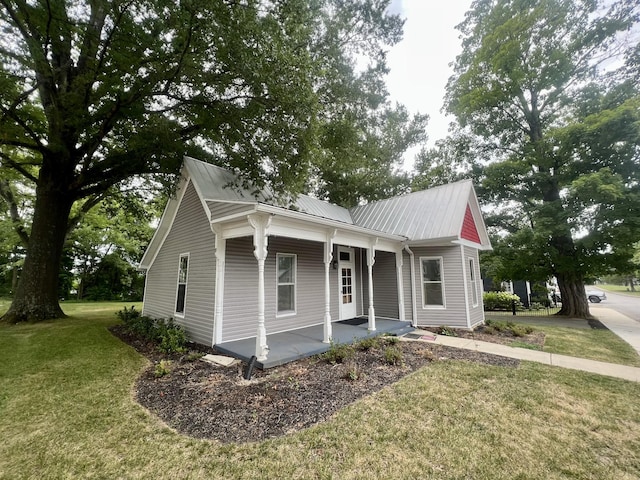 view of front facade featuring a porch and a front yard