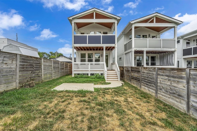 back of house featuring a yard