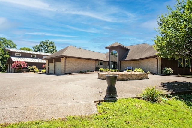 view of front facade with a garage