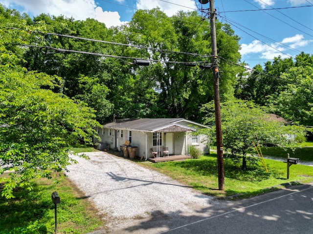 view of front of house featuring a front yard