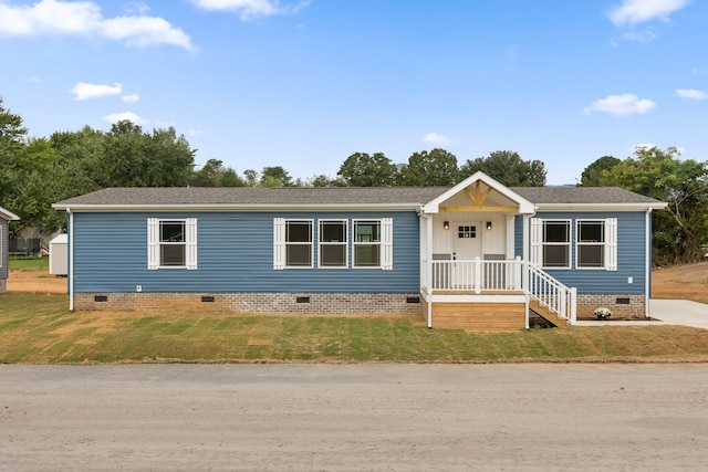 view of front of house featuring a front lawn