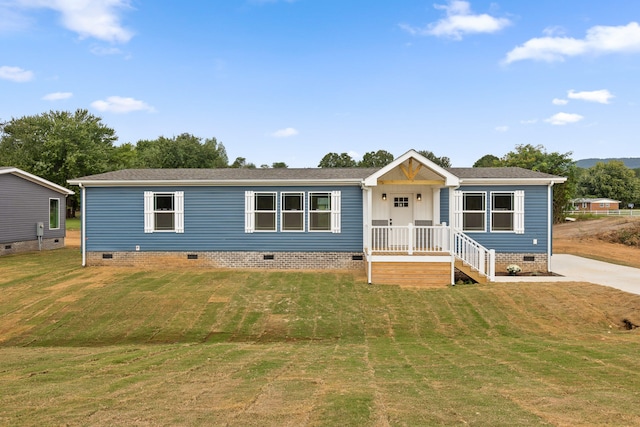 manufactured / mobile home featuring a front lawn