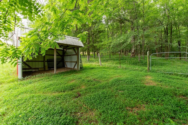 view of yard featuring an outbuilding