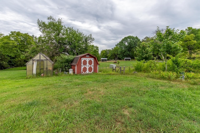 view of yard featuring a storage shed