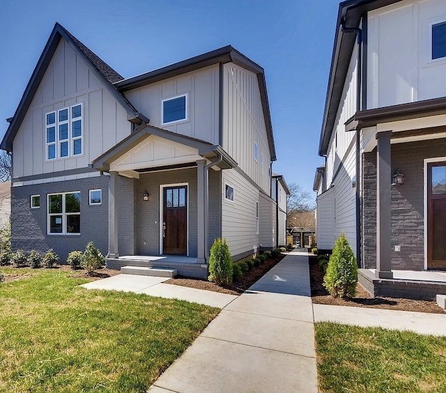 view of front of home featuring a front lawn