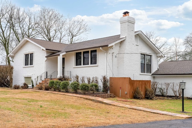 view of front facade featuring a front yard