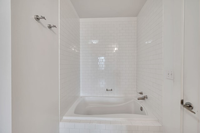 bathroom featuring tiled shower / bath combo