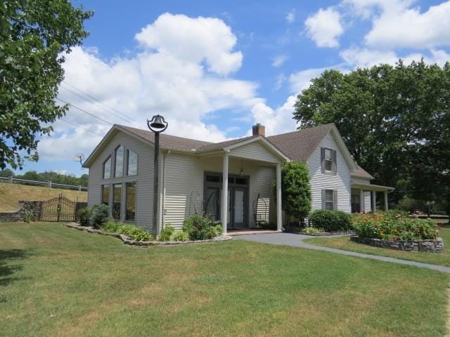 view of front of house with a front lawn