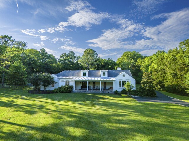 view of front facade featuring covered porch and a front yard