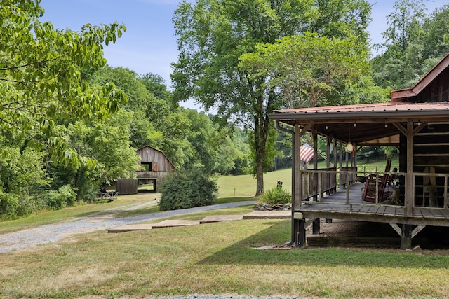 view of yard with an outdoor structure