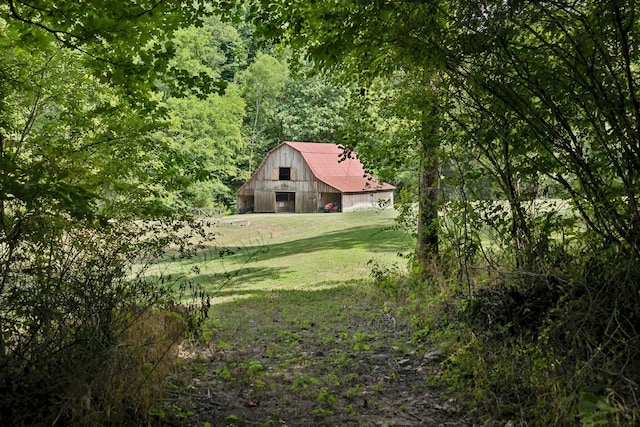 view of yard featuring an outbuilding