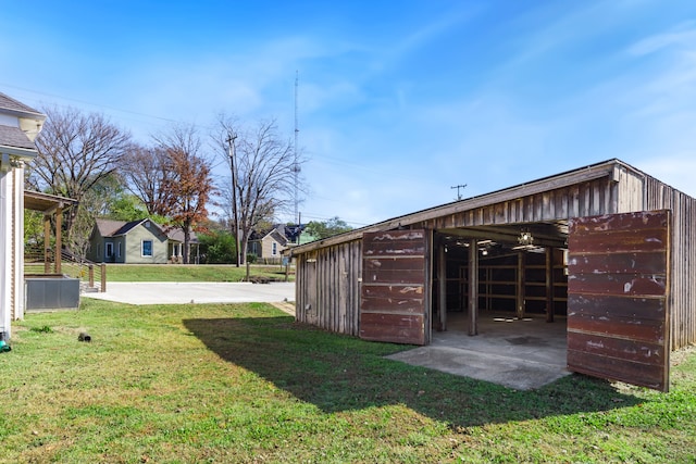 view of yard featuring an outdoor structure