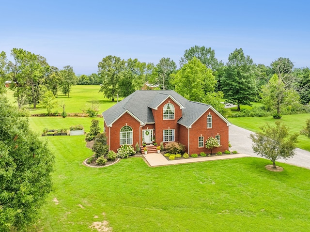 view of front of property featuring a front lawn