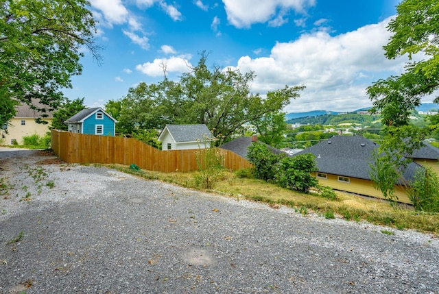 view of yard featuring a mountain view