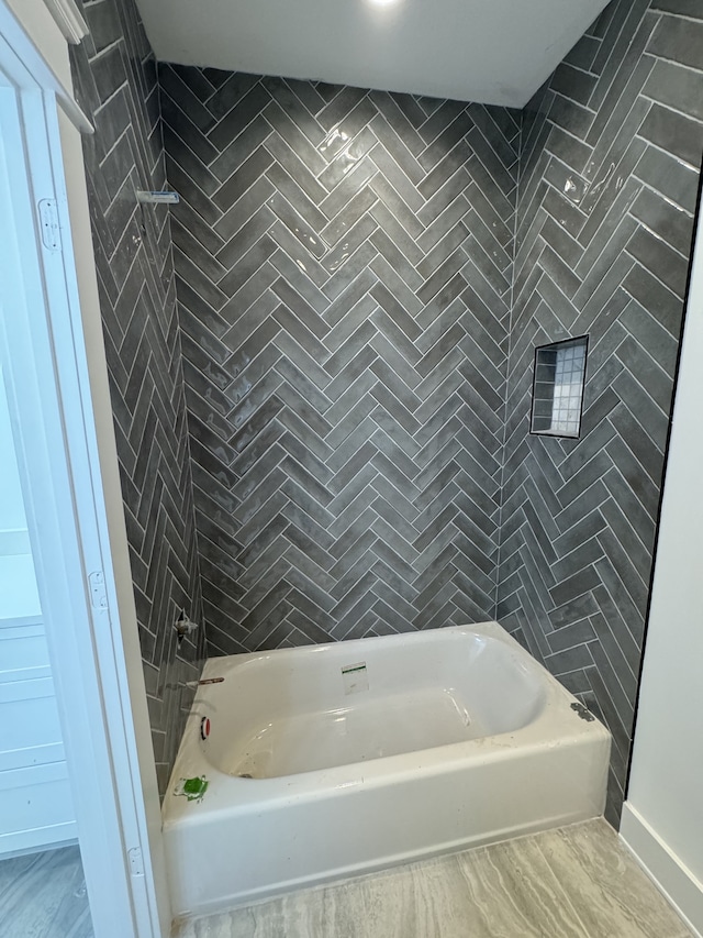 bathroom featuring tiled shower / bath