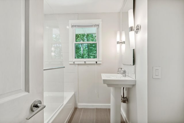 bathroom with tiled shower / bath