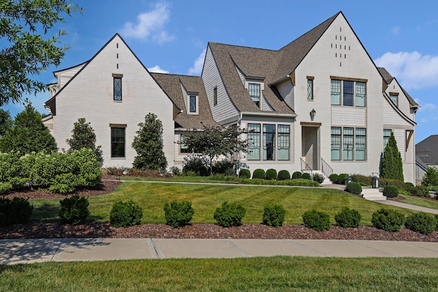 view of front of property with a front yard