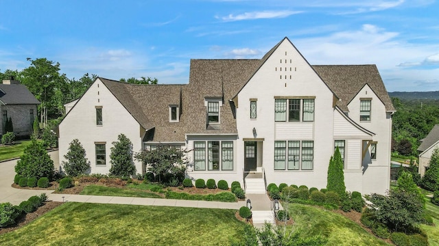 view of front of home featuring a front lawn