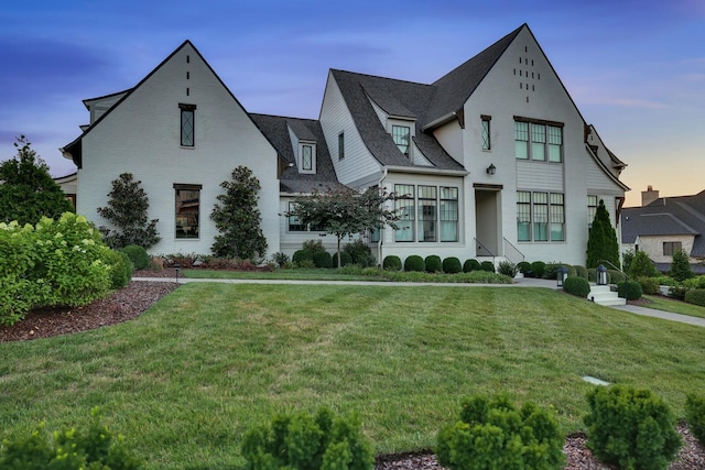 view of front of home featuring a lawn