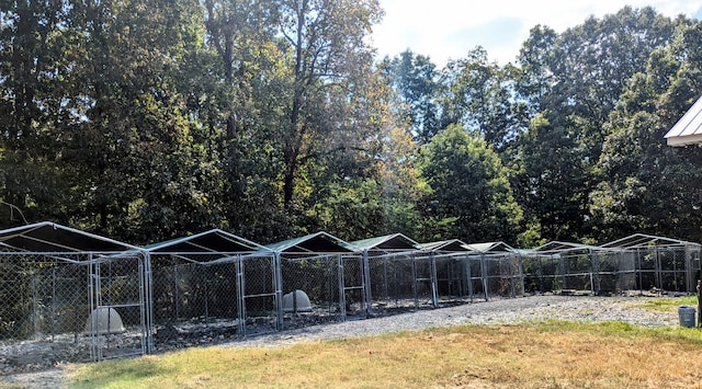 view of yard with an outbuilding