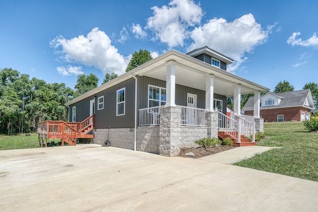 view of front of house with a front lawn and covered porch