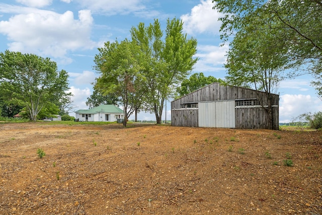 view of yard featuring an outdoor structure