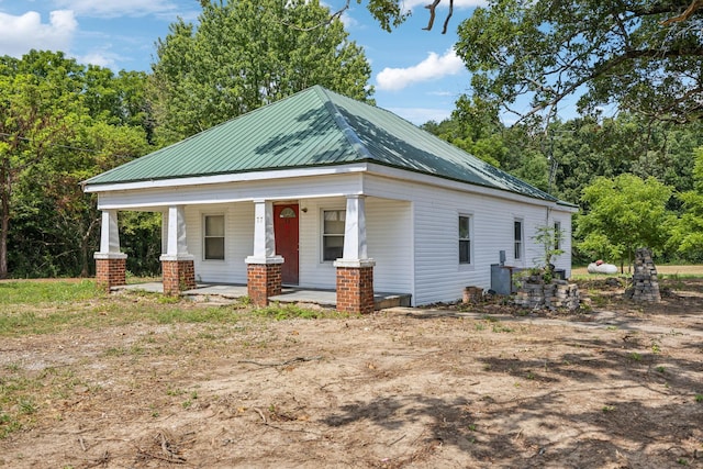 view of front facade featuring covered porch