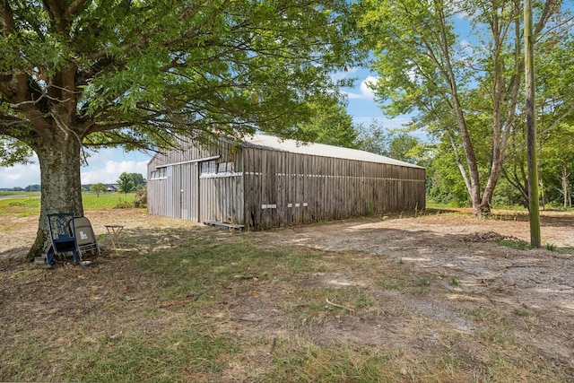 view of yard featuring an outbuilding